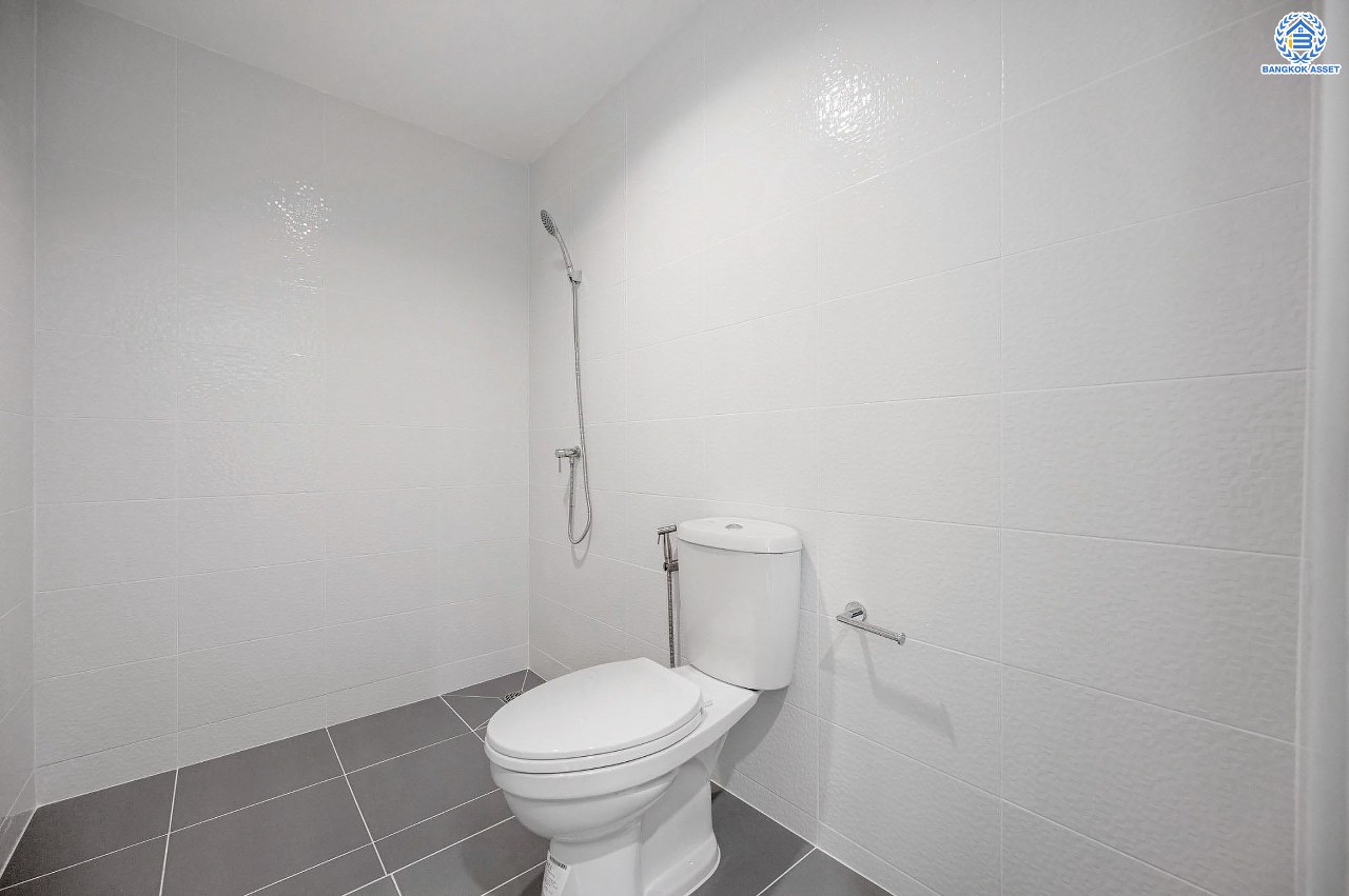 บ้านมือสองตกแต่งใหม่ โครงการ บุษราคัมรีเจนท์ ปิ่นเกล้า-บรมราชชนนี เนื้อที่  67.50 ตร.ว. ฟังก์ชัน 3 ห้องนอน 3 ห้องน้ำ จอดรถได้ 2 คัน สภาพแวดล้อมดี เดินทางเข้าสู่เมืองได้สะดวกเชื่อมต่อ ถนนพุทธมณฑลสาย 2, ถนนบรมราชชนนี, ถนนกาญจนาภิเษก, ถนนศาลาธรรมสพน์ ใกล้เซ็นทรัลปิ่นเกล้า, ตลาดสดธนบุรี และจุดขึ้นทางด่วน "ศรีรัช"